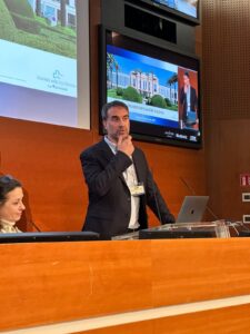 Dr. Román Turró exponiendo estudio en MINIMALLY INVASIVE AND ENDOLUMINAL BARIATRIC AND METABOLIC SURGERY 
